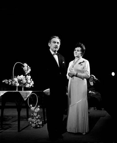 Сцена из спектакля «Женщина, у которой свои законы» по пьесе Эдуардо де Филиппо «Филумена Мартурано»